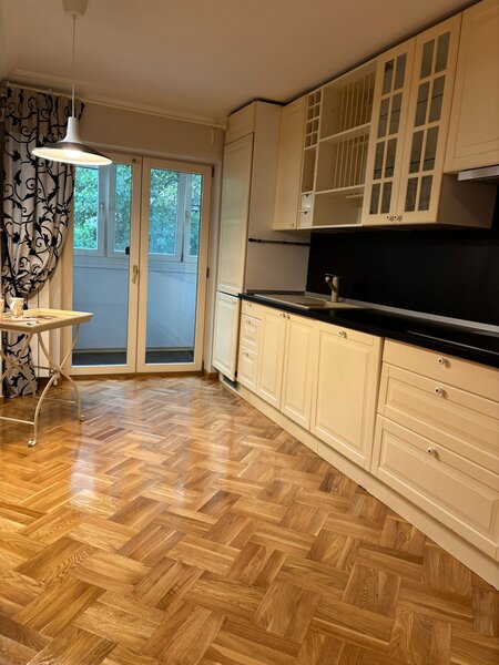 Mosilor, Eminescu, langa Pizza Hut, metrou Obor 5 min.