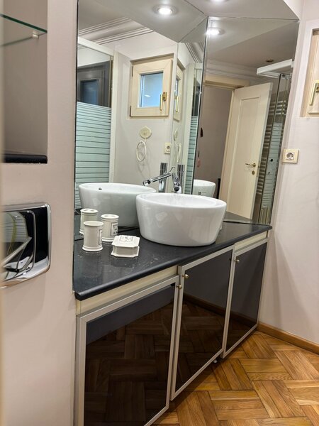 Mosilor, Eminescu, langa Pizza Hut, metrou Obor 5 min.